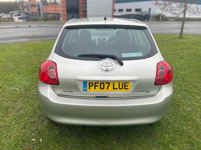 TOYOTA AURIS
