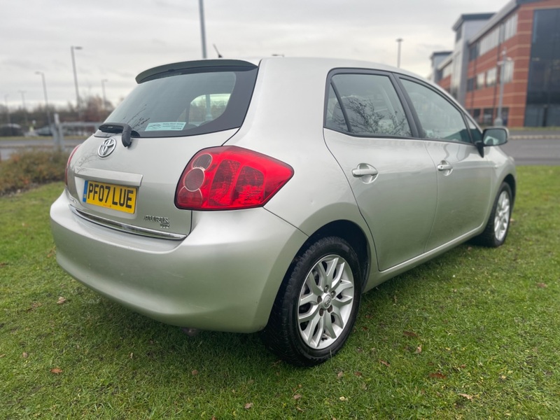 TOYOTA AURIS